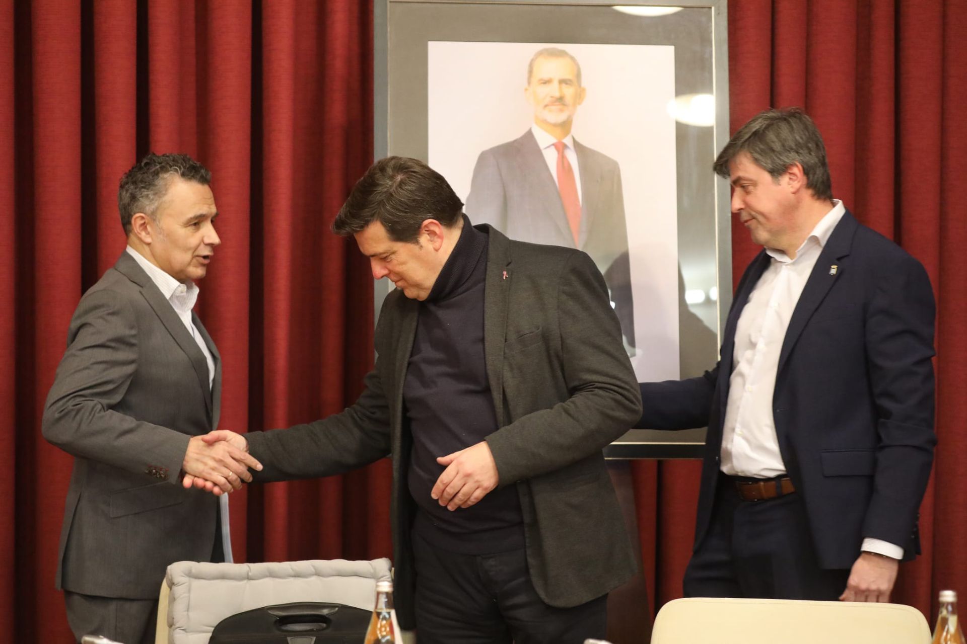 Conrado Escobar saluda a Kilian Cruz-Dunne antes de hacer lo propio con Luis Alonso al inicio del pleno del mes de marzo.