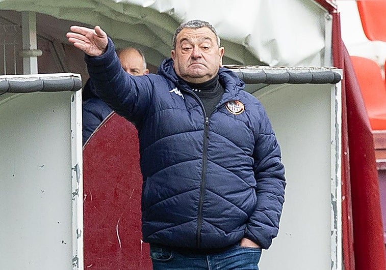 Carlos Pouso da indicaciones desde el banquillo de Las Gaunas.