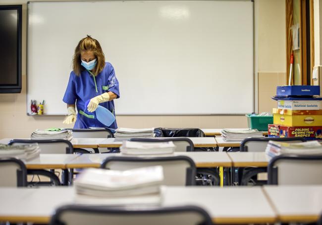 Tareas de limpieza y desfinfección de un aula educativa.