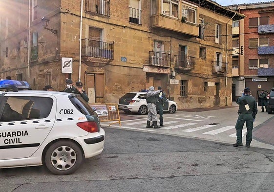 Agentes de los GAR de la Guardia Civil, durante el despliegue en Haro, el 8 de marzo de 2020, para notificar la obligatoriedad del aislamiento a las personas infectadas por el coronavirus.