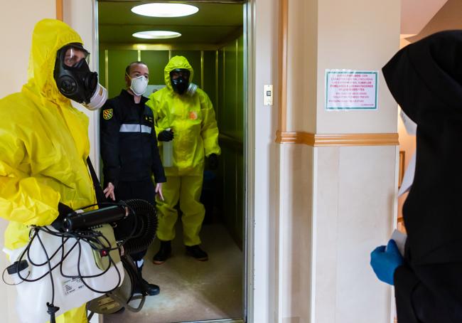 Personal de la UME se dispone a desinfectar una residencia de mayores de Logroño en los primeros días de la pandemia.
