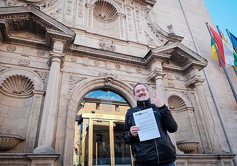 César Vea, tras la firma de una declaración institucional en el Parlamento de La Rioja.