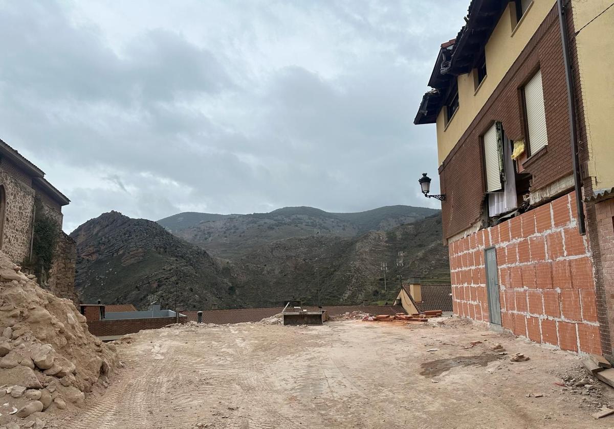 Los bajos de la vivienda más afectada han sido tapiados tras despejar la zona del derrumbe.