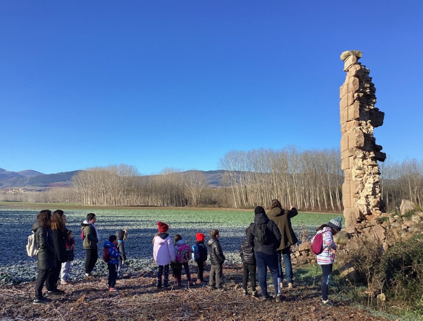 Niños de pueblo que protegen su entorno
