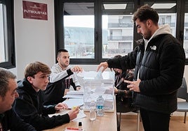 Un jugador vota en en el estamento de deportistas.
