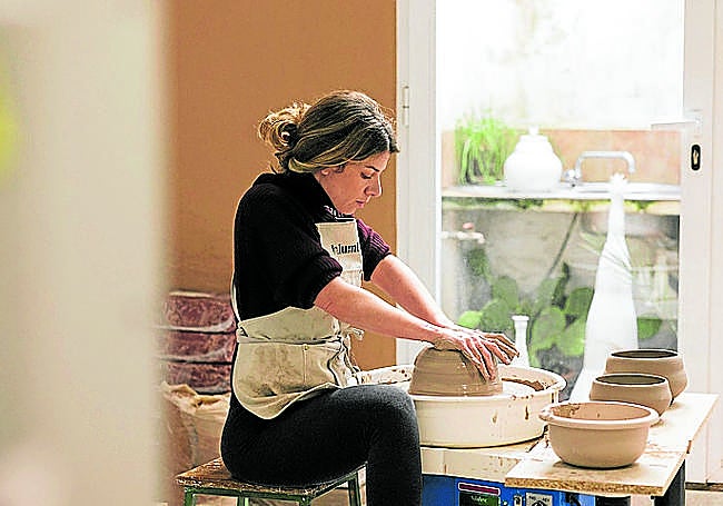 Tamara trabajando en el torno. Sol de invierno / ÁLVARO SAINZ