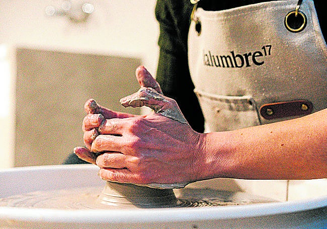 Tamara trabajando en el torno. Sol de invierno / ÁLVARO SAINZ