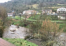El Iregua crecido a su paso por Villanueva de Cameros ayer por la tarde.