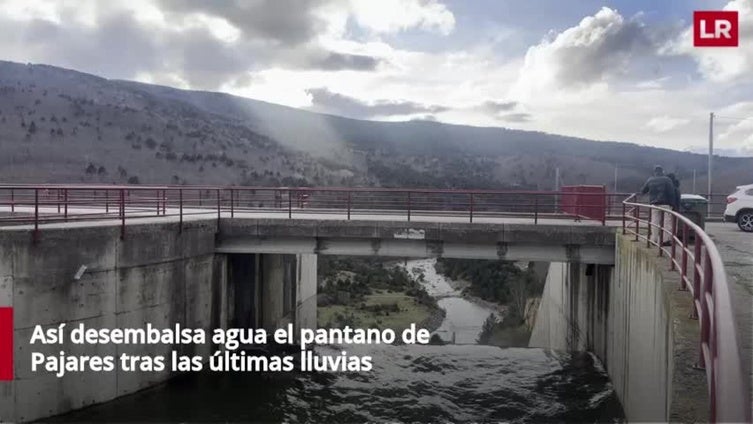 El pantano de Pajares suelta agua tras las lluvias del fin de semana