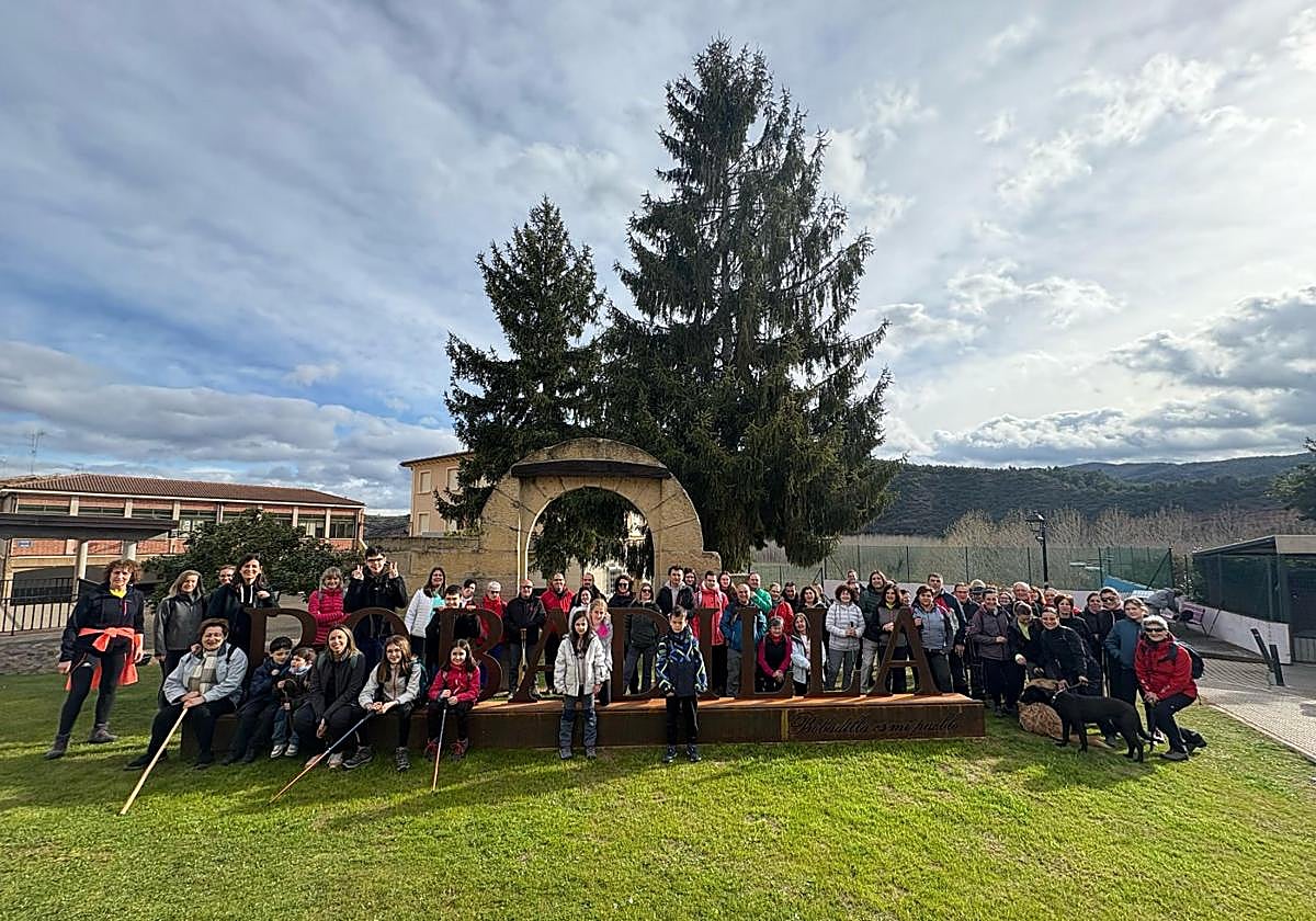 Los participantes de la prueba corta posan en el centro del pueblo.