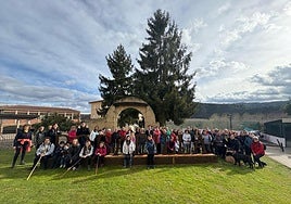 Los participantes de la prueba corta posan en el centro del pueblo.