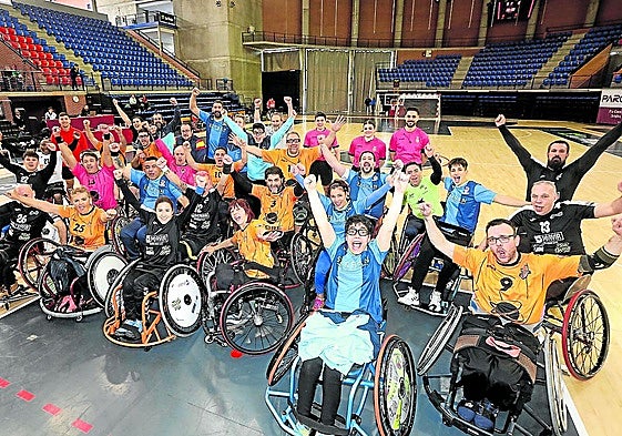 Los jugadores de Valladolid, Parla y La Coruña posan después de la jornada.