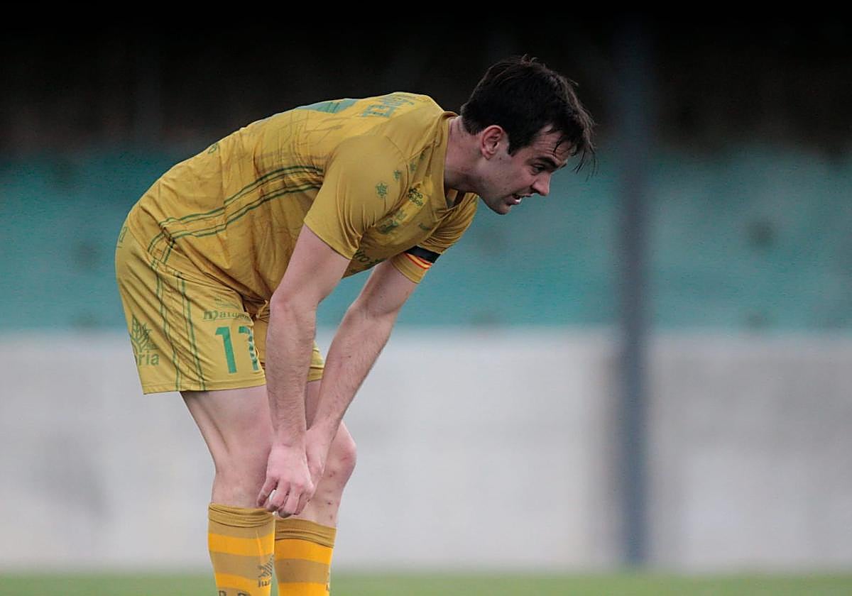 Víctor López se ajusta la media derecha en el partido del domingo.