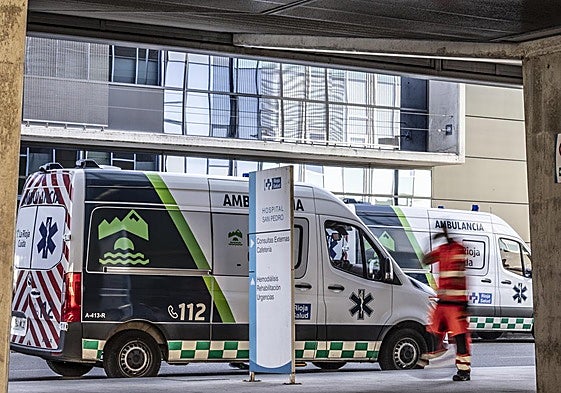 Ambulancias a las puertas del complejo hospitalario San Pedro, en una imagen de archivo