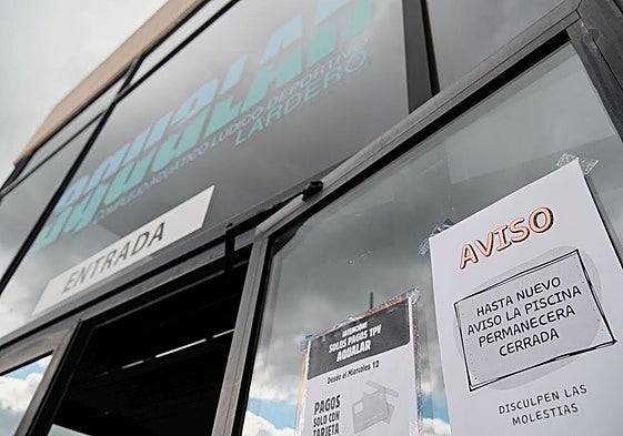 Cartel de advertencia del cierre de la piscina del complejo deportivo Aqualar de Lardero.