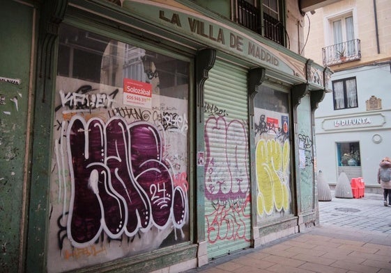 El barrio observa cómo desaparecen los comercios clásicos, que ni se atienden ni se protegen.