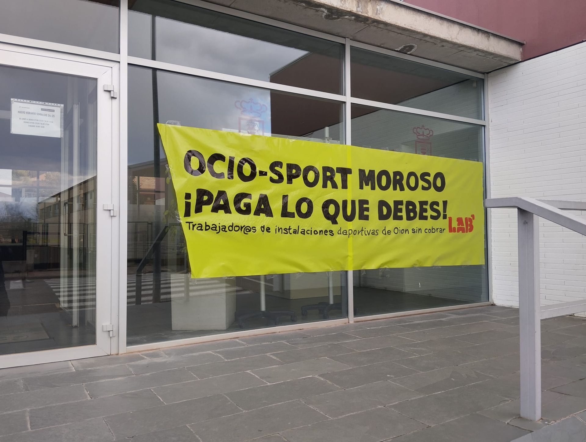 Cartel de protesta de los trabajadores de las instalaciones deportivas de Oyón.