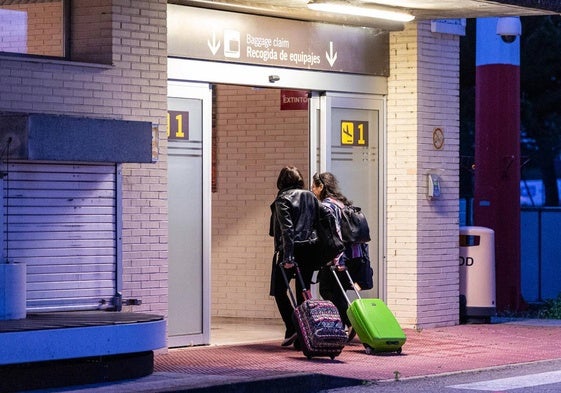 Dos pasajeras proceden a salir del aeropuerto de Agoncillo, en una imagen de archivo.