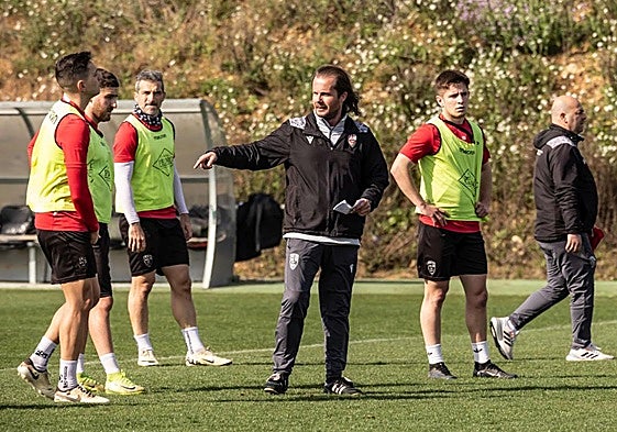 Yayo Urzay da instrucciones a sus jugadores.