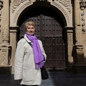 Pilar Criado, junto a la entrada lateral de la concatedral de La Redonda