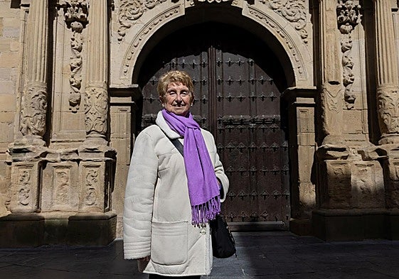 Pilar Criado, junto a la entrada lateral de la concatedral de La Redonda