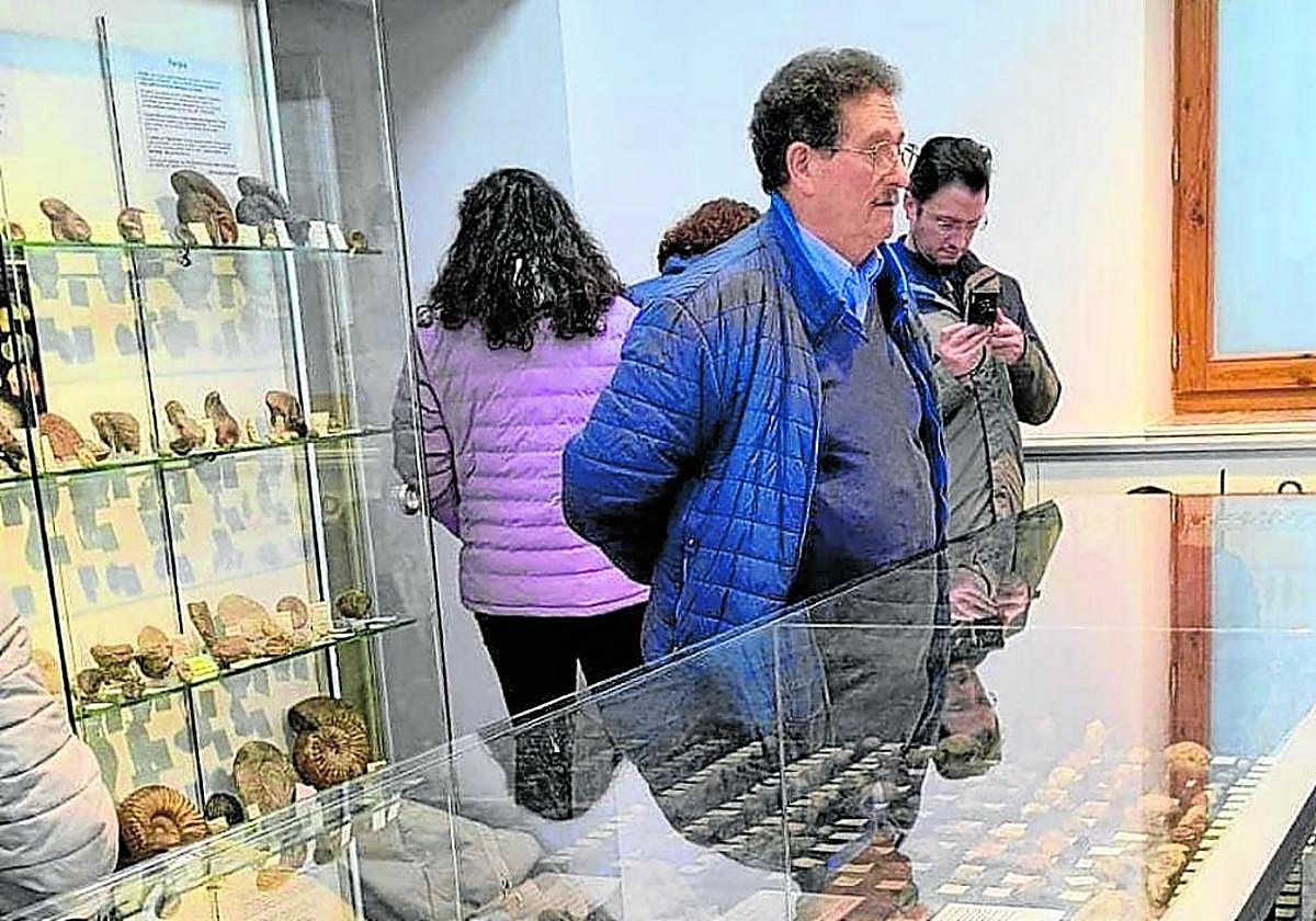 Enrique García, en el centro de la imagen, durante una de las aperturas de la sala en Santurde.