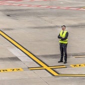 Martínez de la Valle posa en la pista del aeropuerto, que ha sido pintada en las últimas semanas.