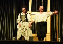 Sara Águeda y Pepe Viyuela, protagonistas de 'El Guitón Onofre', ayer en el escenario del cine Avenida de Rincón de Soto.