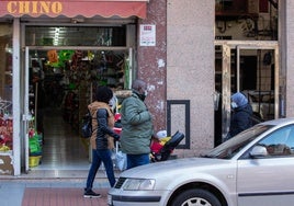 Tres personas extranjeras pasean por avenida de la Paz de Logroño, en una imagen de archivo.