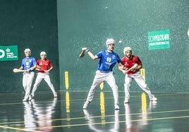 Peio Pérez golpea la pelota en la final de pala corta.