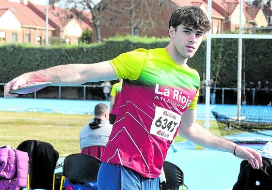 Marcos Moreno, calienta en el Adarraga, antes de un concurso.