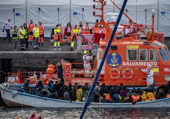 Un cayuco a su llegada al puerto de La Restinga el 7 de diciembre de 2024, en El Hierro, Canarias