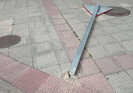 Una señal caída en el suelo de la calle Club Deportivo, hoy en La Guindilla.
