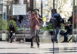 Pacientes en el centro de salud de La Villanueva de Logroño.