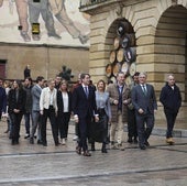 Los miembros del Consejo de Gobierno junto a la Corporación municipal jarrera en la Plaza de la Paz.