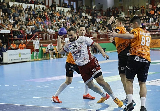 Javi García anota uno de sus cinco goles en Torrelavega.