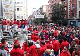 La Puerta Munillo se llenó para vivir la fusión entre las charangas Wesyké y de la Escuela de Música Agustín Ruiz, a la par que la Tao repartía la degustación de champiñones.