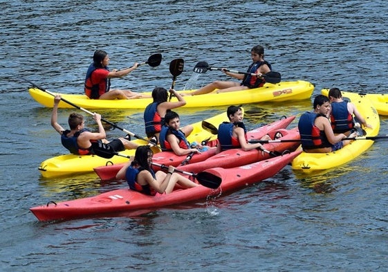 Un grupo de chavales, en uno de los campamentos de verano del IRJ.