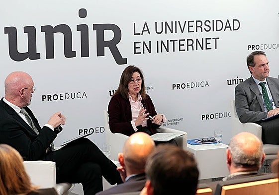 De izquierda a derecha, Joaquín Goyache, rector de la Complutense de Madrid, Amaya Mendikoetxea, rectora de la Universidad Autónoma de Madrid y Óscar García, rector de la Universidad Politécnica de Madrid.