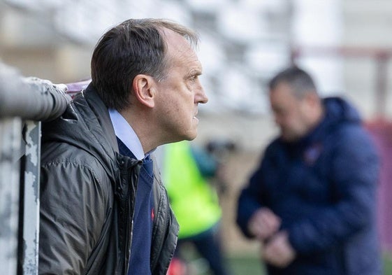 Carlos Lasheras se asoma desde el banquillo en el partido de la pasada jornada entre la UDL y la SDL.