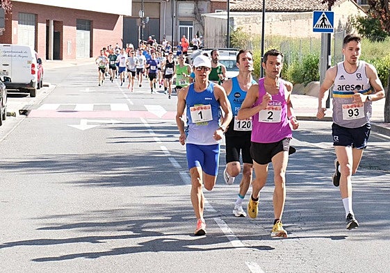 Carlos Velilla (2) es claro candidato a subir al podio en una carrera que concluye en su pueblo.