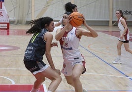 María Rosales intenta superar a una jugadora del Cortegada.