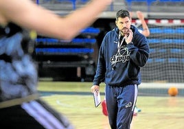 Ricardo Úriz dirige un entrenamiento del Rioverde.