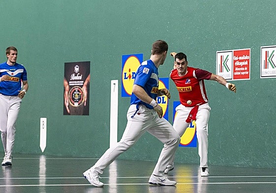 Ezkurdia se dispone a golpear ante la mirada de Artola y Mariezkurrena.