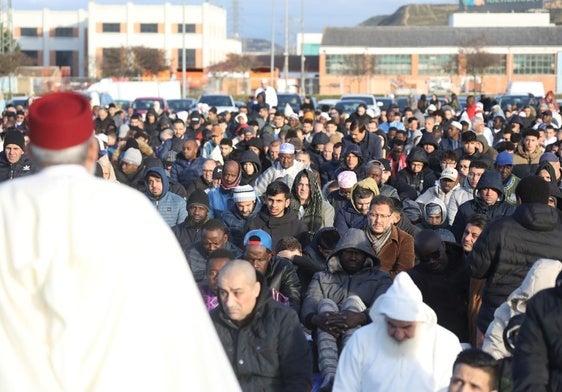 Cerca de tres mil fieles escuchan el sermón de Omar El Garradi, imán del Centro Islámico Al Firdaus.
