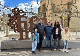 Matrimonio. Arturo y Valvanera posan junto al juez de paz José María Pulgar (en medio), el pasado sábado en Fuenmayor.