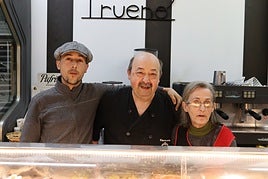 Aarón Blanco, José Luis Blanco y María Pilar de Diego, tras la barra de la cervecería 'El Trueno' de Santo Domingo.