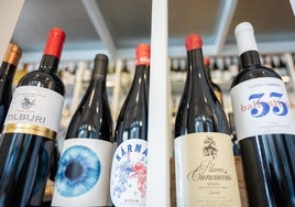 Botellas de vino de Rioja en una vinoteca