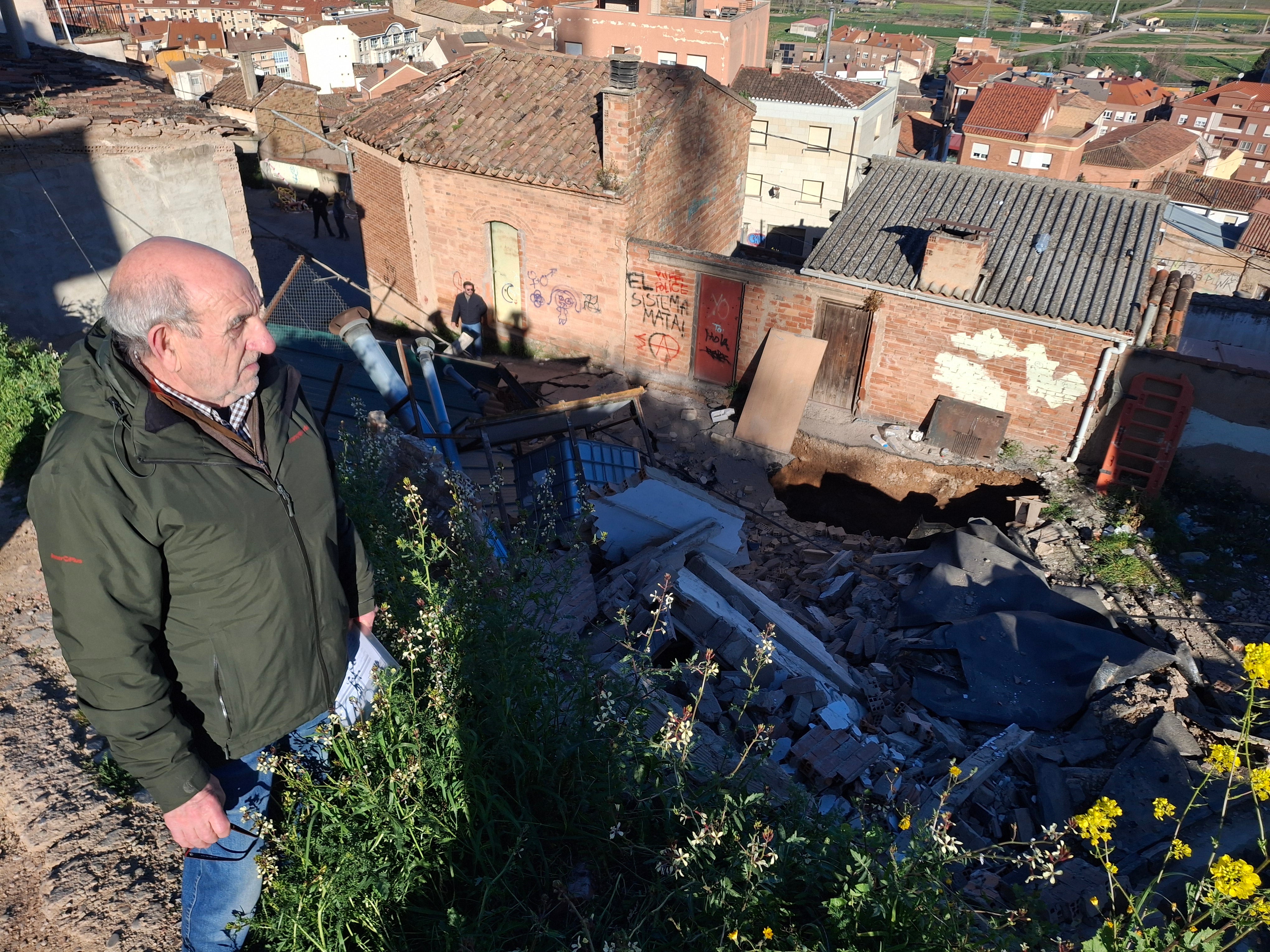 Jesús García observa su bodega hundida en Villamediana.
