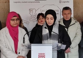 Dos representantes de la Asociación Pakistaní en La Rioja dieron lectura al manifiesto durante la concentración mensual contra la violencia de género de diciembre del pasado año junto al Ayuntamiento de Logroño